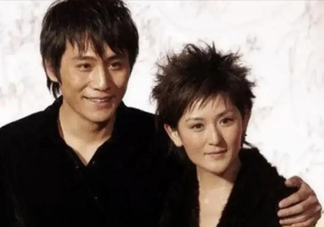 2006年，谢娜向相恋6年的男朋友刘烨提出分手，机场再相见刘烨给谢娜买了很多零食