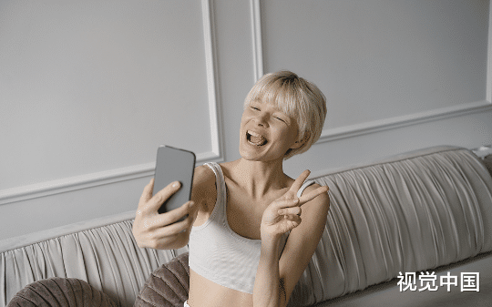 我与怀孕女友和平分手，她却三番五次索要钱财，见我无财可吐，居然网暴我