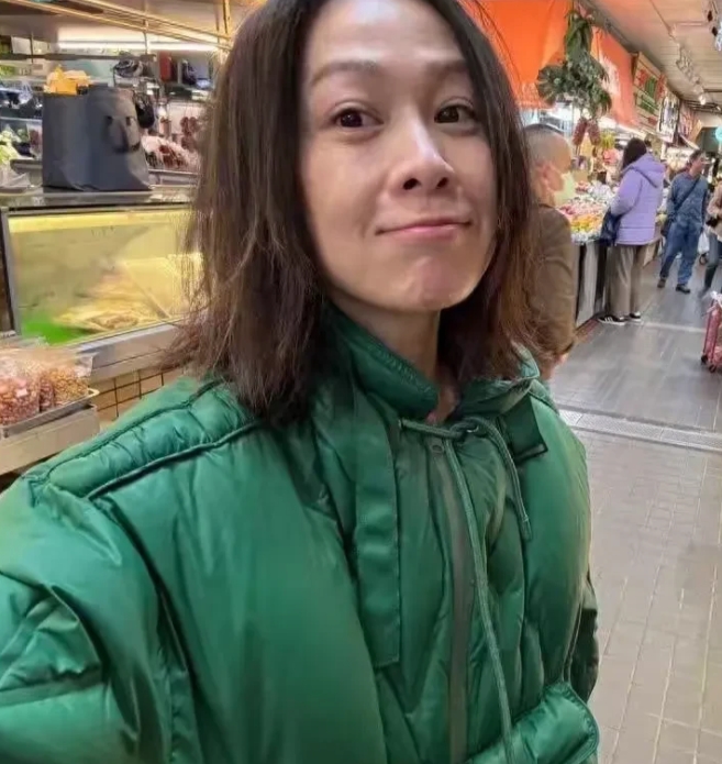 刷到一张刘若英素颜照，哎，全老了
80后看的那些明星貌似全军覆没了般
转眼间奶茶