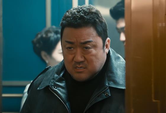 马东锡凭借扎实演技和独特形象，在影坛闯出一片天，多部作品口碑票房双丰收。然而20