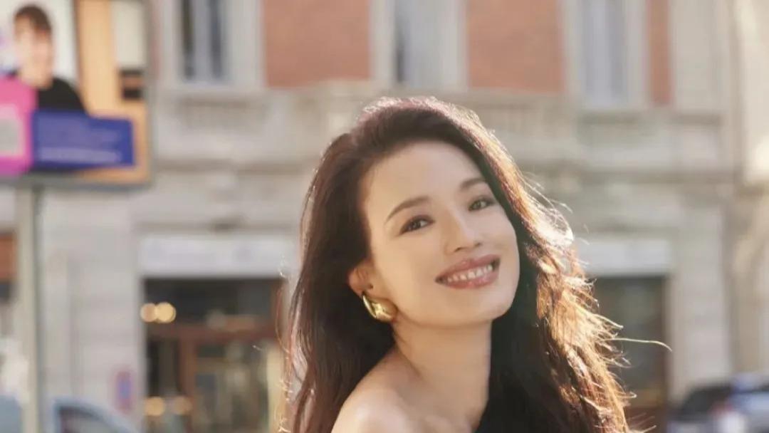 48岁舒淇素颜现身机场