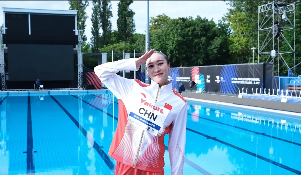 25岁的冯雨身高175cm，体重70Kg，长相甜美，做为中国花游两朝元老的她在2