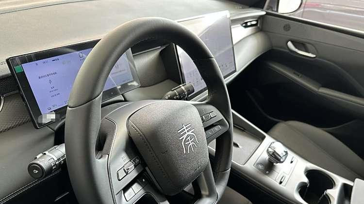 外观设计更运动，智驾“上车”，新款秦PLUS EV到店，如何选择？