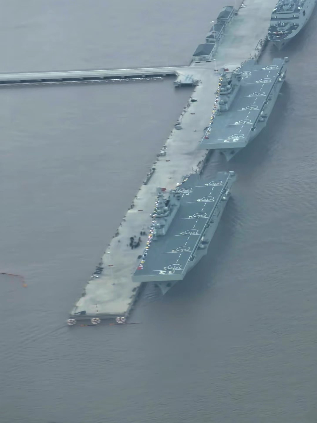 东海舰队这么富裕，码头上排满了两栖登陆舰，071型两栖船坞登陆舰、075型两栖攻