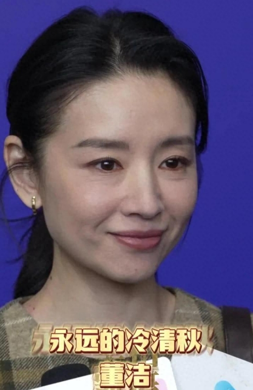 前阵子董洁出席活动的生图在网上传开了，一下引起好多人的关注！都 44 岁的她，站
