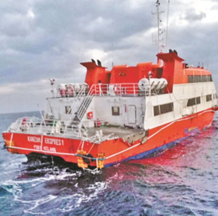 2018年，浙江一渔民在东海捕鱼时，发现了一艘无人的豪华游轮，于是便将其拖了回来