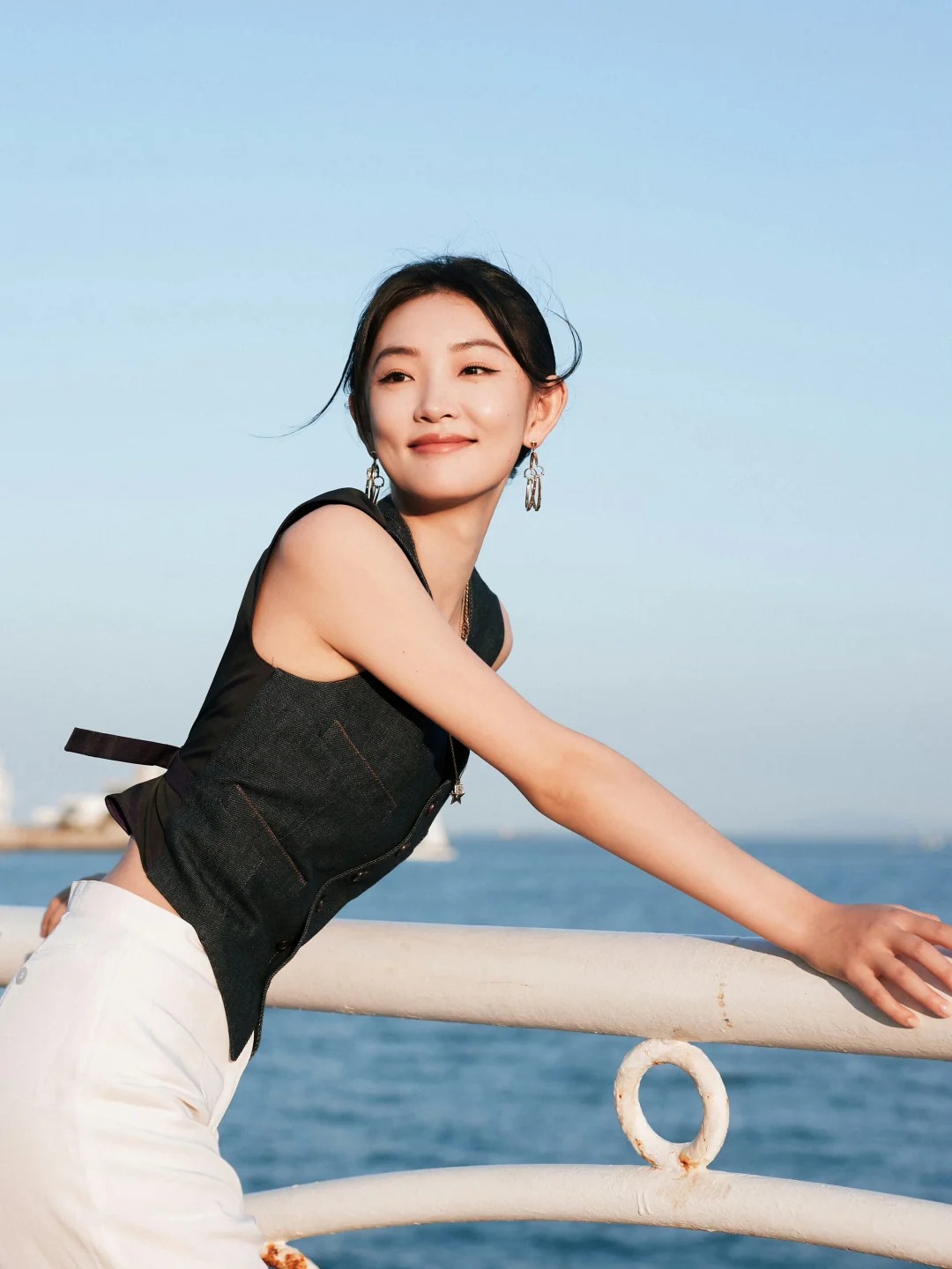 感觉周依然很抓人眼球，可能在女明星堆里面站着不算是亮眼的