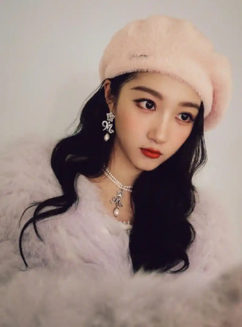 关晓彤：敬业努力的演艺世家女