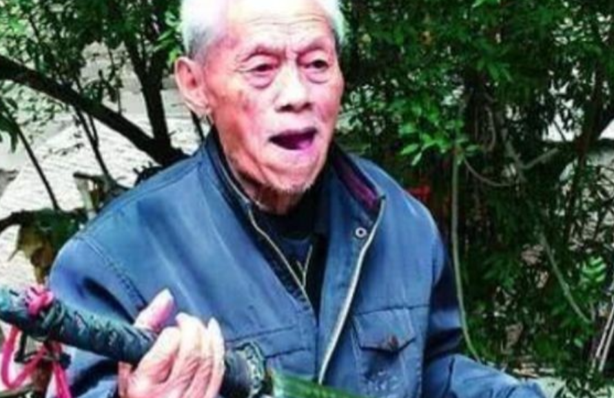 90年代，一名日本商人找到抗日老兵侯永胜，指着他家里的一把日本军刀说：“我出20