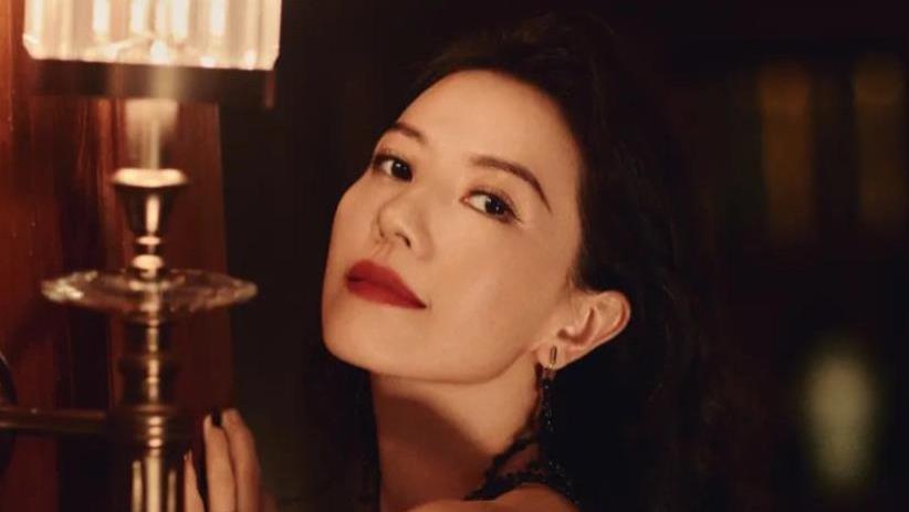 高圆圆现身奢牌晚宴，撞脸李嘉欣气质变丰韵，被赞优雅老去