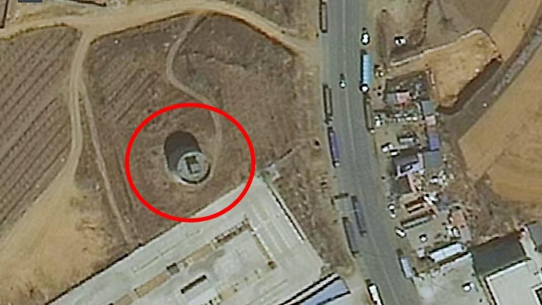 辽宁一农田里有座庞大的奇特建筑，地图上看酷似古钱，全国都少见
