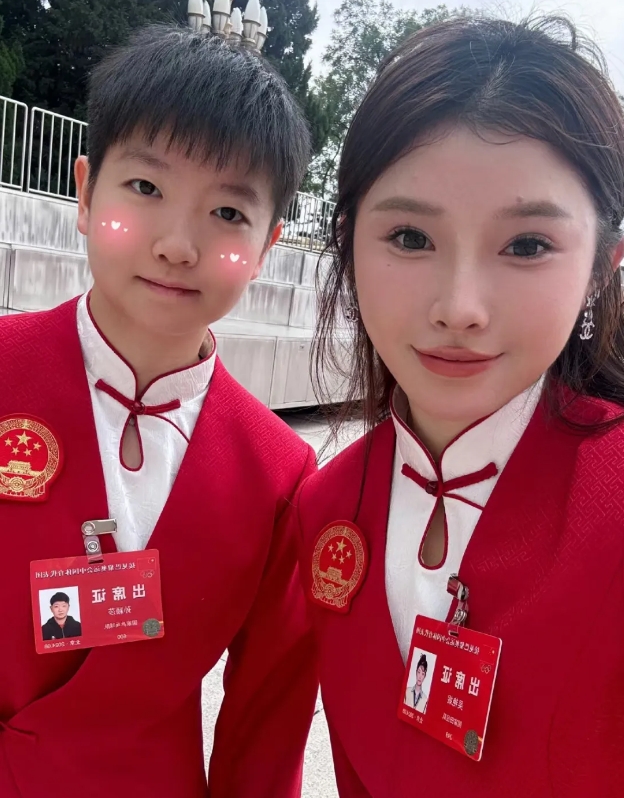 运动表彰大会吴艳妮孙颖莎合照有4个小细节。

1、吴艳妮和孙颖莎这个合照明显是自