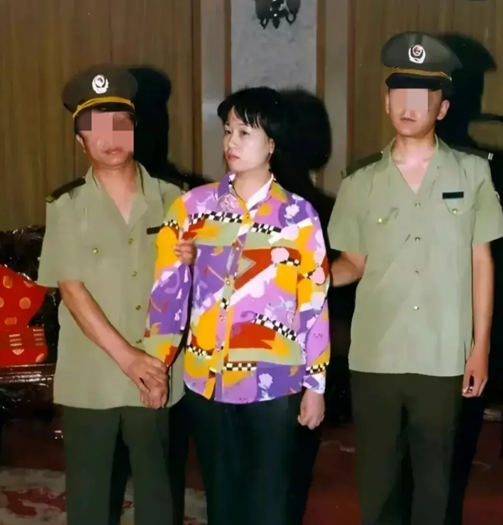 2000年，北京，刘艺霞被判处死刑时，留下了这张照片，镜头中的她容貌清秀，皮肤白
