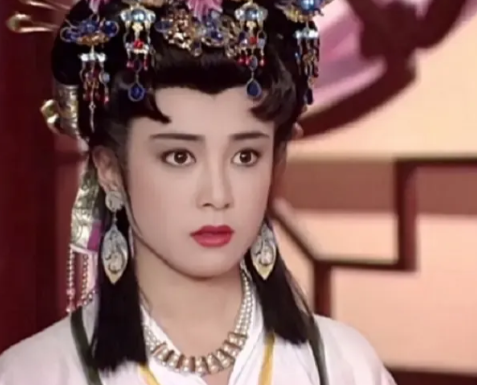 1149年，完颜亮与昭妃阿里虎行房时，发现她15岁的女儿重节在外偷看。当晚完颜亮