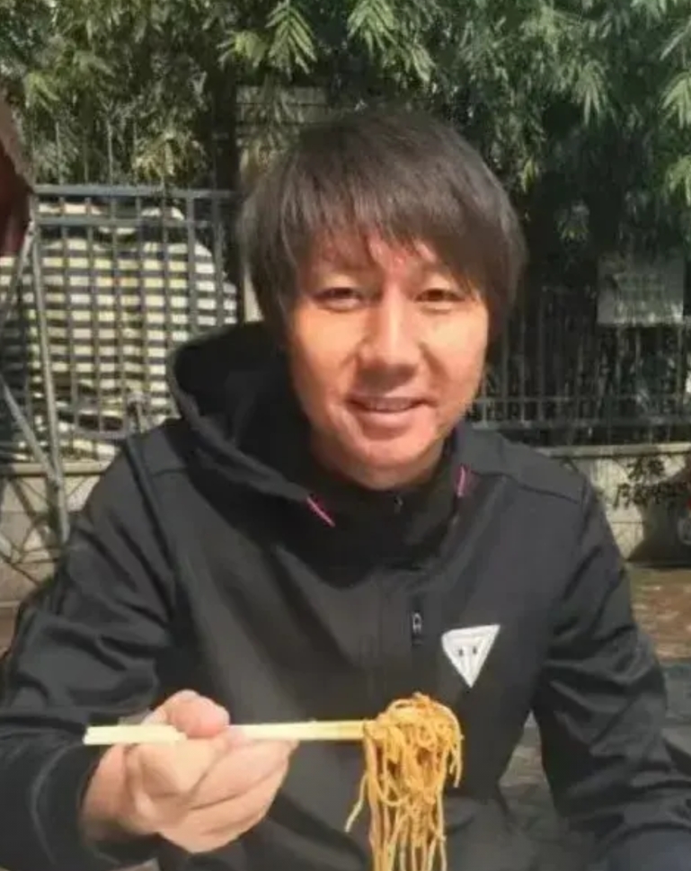 笑不活了，这届网友这脑洞开得那叫一个绝！
随口一问“李铁能在里面踢球吗”，嘿，没