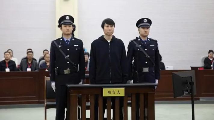 李铁被判20年！涉案金额1.2亿，老婆龙菲神隐至今，夫妻关系成谜