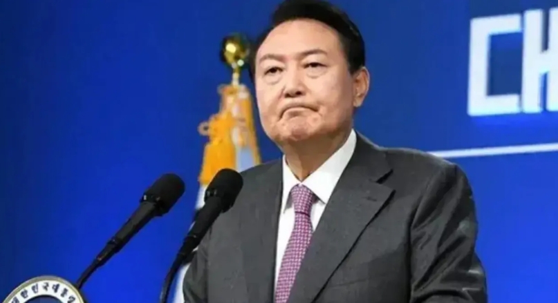 尹锡悦犯了一个无法挽回的错误，他不该突然宣布紧急戒严，因为在韩国发布紧急戒严令就