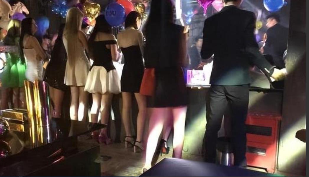 陕西汉中，一女子应男网友邀请到烧烤店喝酒，醉酒后竟被男网友及其朋友猜拳轮流发生关