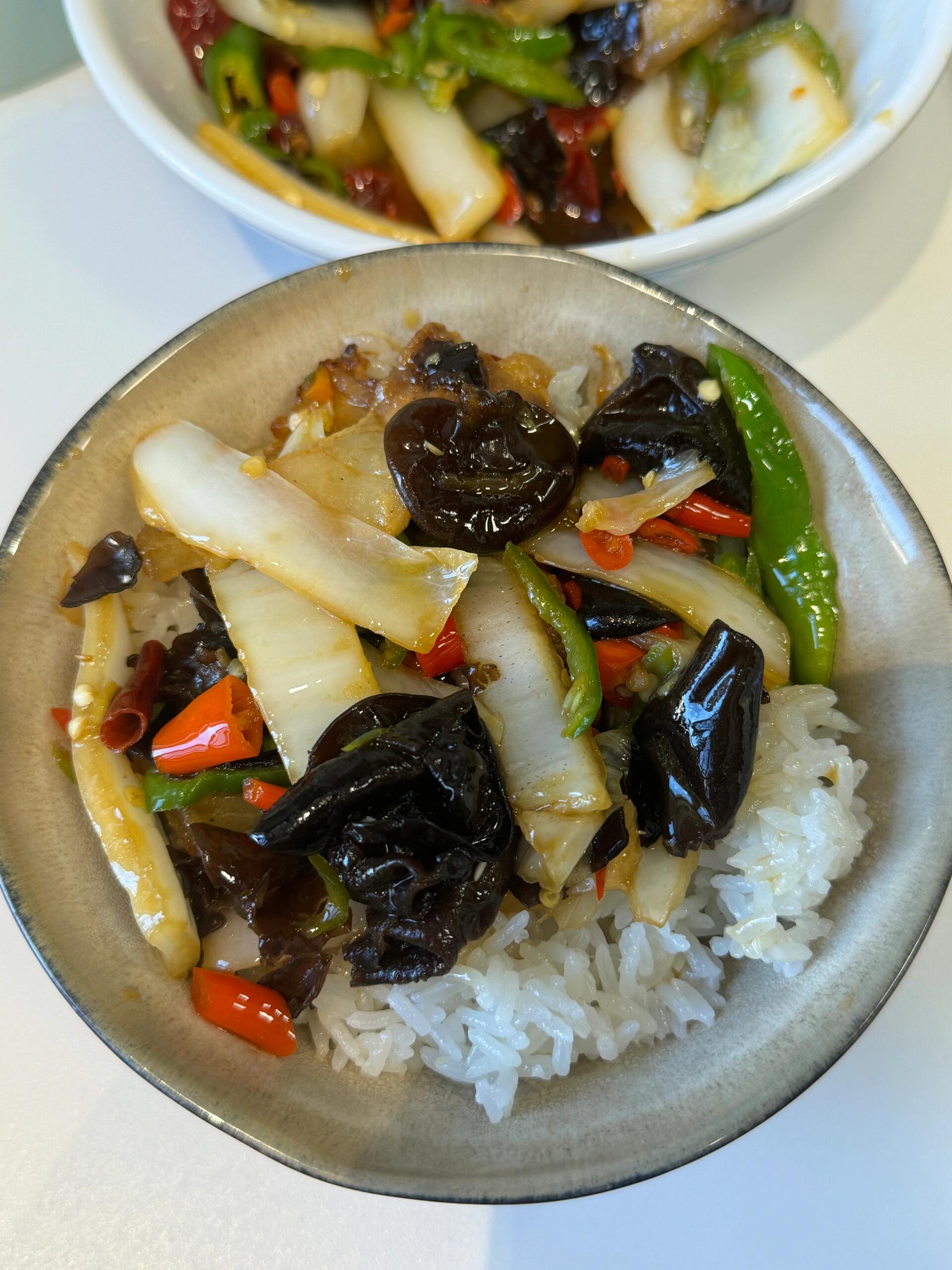 白菜木耳辣炒五花肉，大家一定要去试一下
真的超级无敌好吃，脆爽的木耳➕清甜的白菜