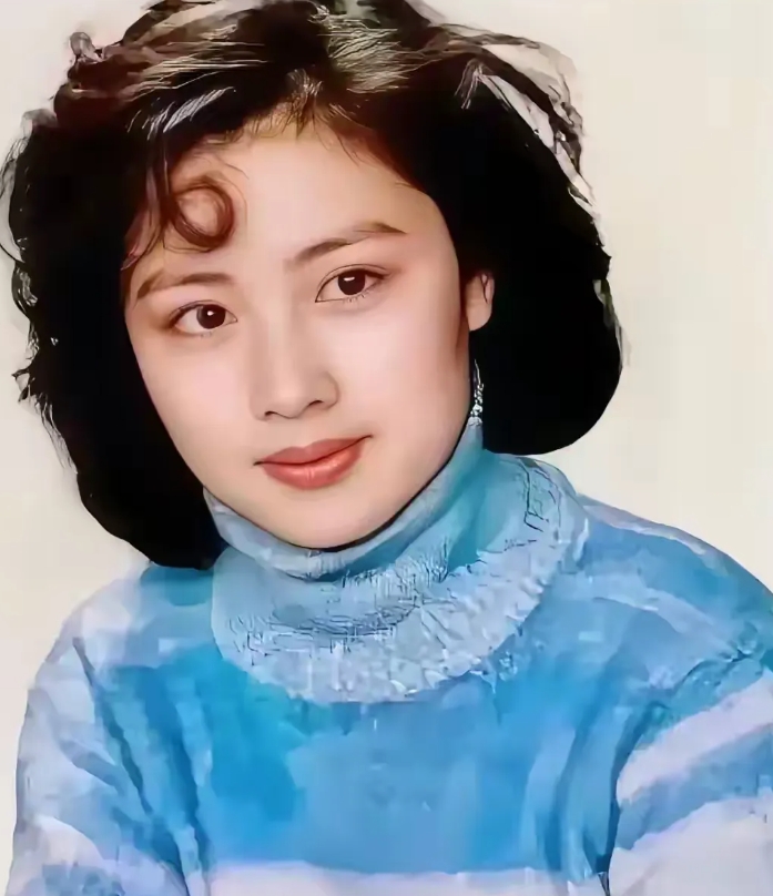 她曾是上世纪八十年代著名的影视女明星，曾和刘晓庆齐名，代表作《天山行》，不知道这