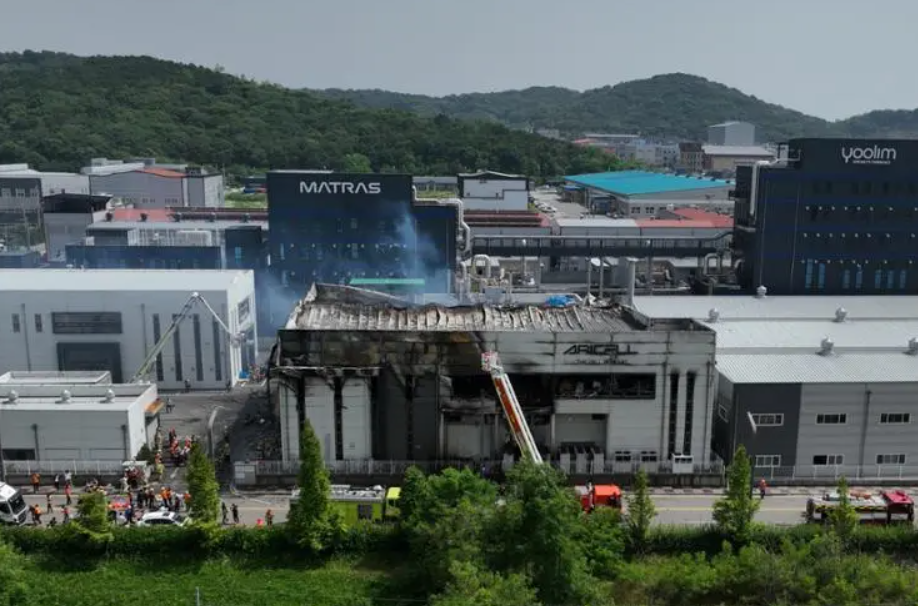 韩国京畿道华城市电池工厂失火导致19位同胞失去生命，太令人悲伤了。 

据称该电