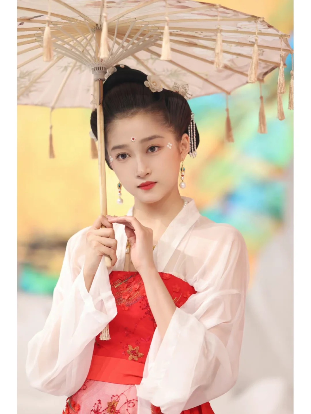 关晓彤｜媚眼含羞合，丹唇逐笑开