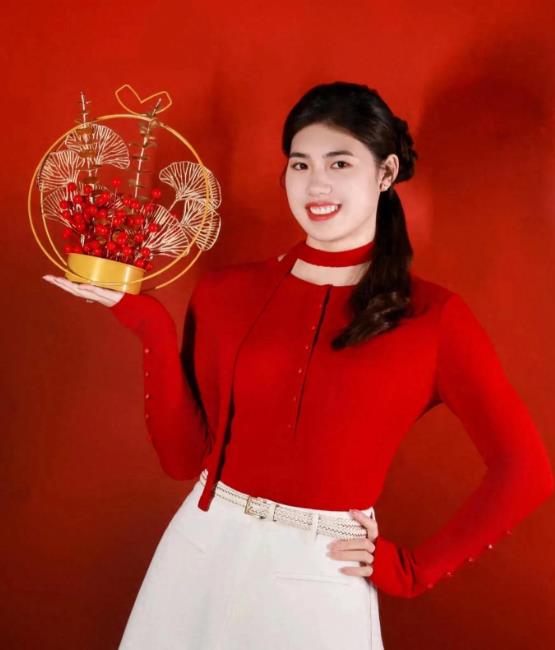 新年之际，张雨霏分享的美照令人眼前一亮，红衣白裙加身，优雅甜美又明艳动人。作为泳