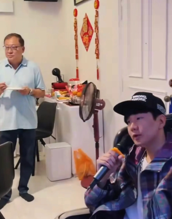 爆笑啊！明星回老家的样子都很接地气啊！
高圆圆、赵又廷陪小朋友说话，
王宝强跟一