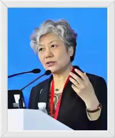 针对现在年轻人普遍不敢去帮扶摔倒的老人这一社会怪现象，中国人民公安大学教授李玫瑾