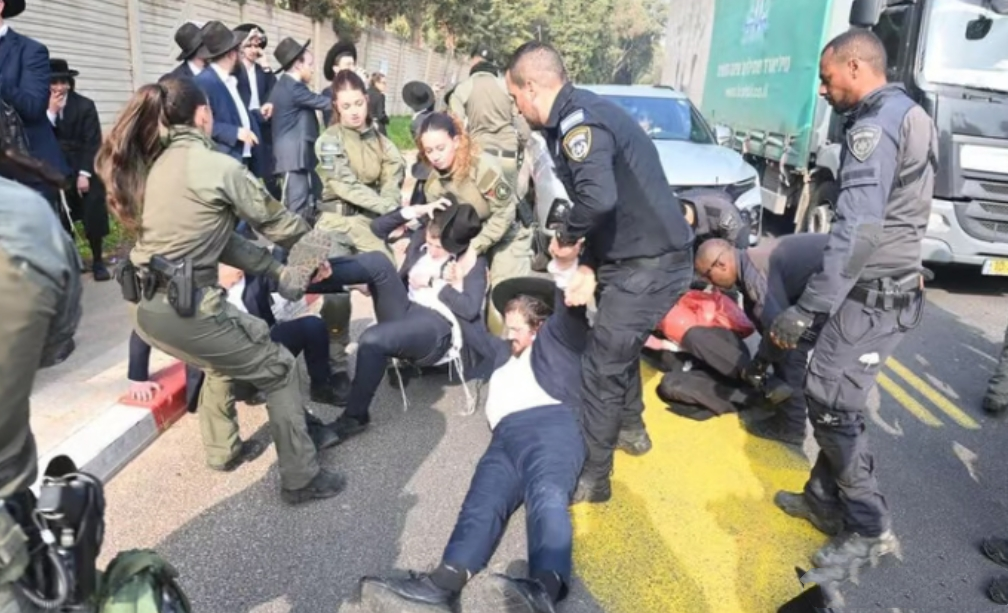 “打起来！打起来！打起来！”近日，以色列国内一批正统派，哈瑞迪犹太人，围攻以色列