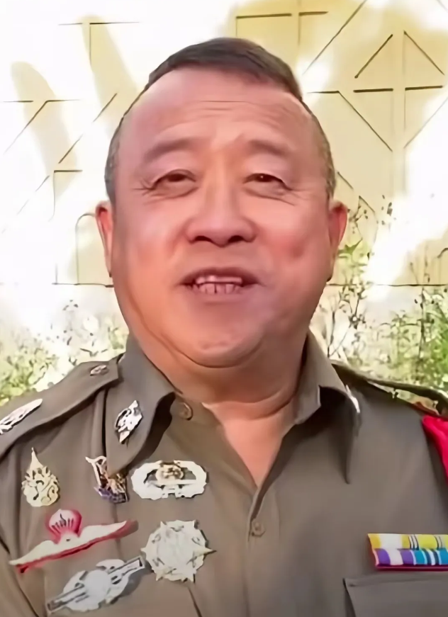 曾志伟的一身特殊装束冲上热搜。
这是戏服吗？不像。

此前他出视频为缅北四大家族