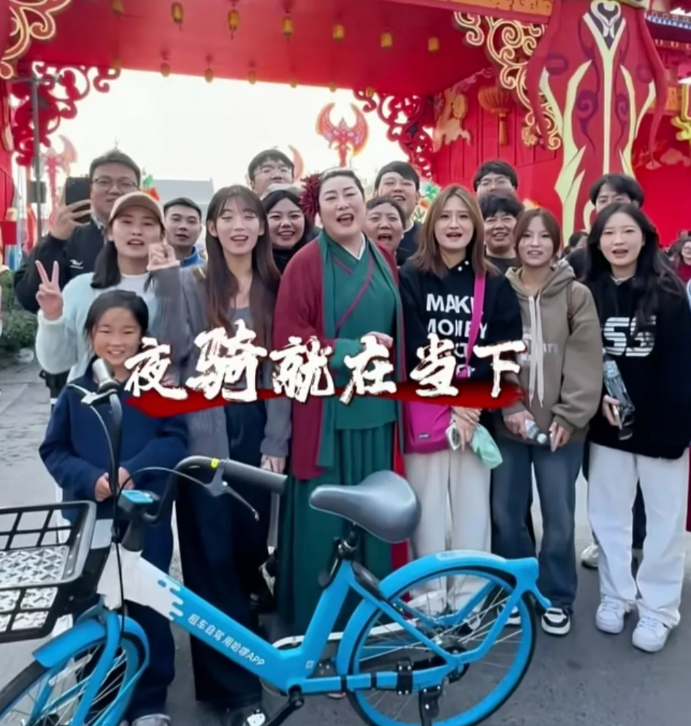 不曾想，迎接夜骑学生的人，是开封大名鼎鼎的“王婆”:

1. 作为开封的“红人”