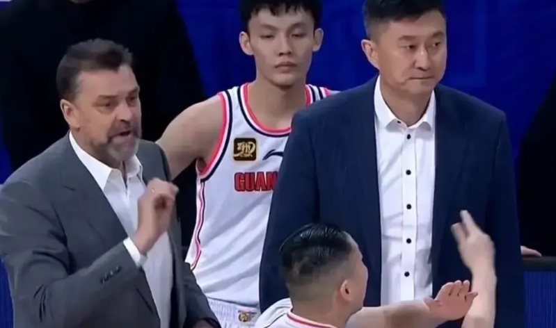 未来有可能因为战绩不佳被炒鱿鱼的主教练有哪些？个人认为有两位[玫瑰][玫瑰]
