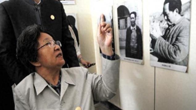 这是84岁的李讷近照，注意看她的坐姿，终于知道她为何没去纪念堂