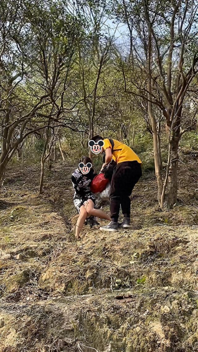 男子带一名女子去爬山，下山时风很大，男子主动抱起女子下山