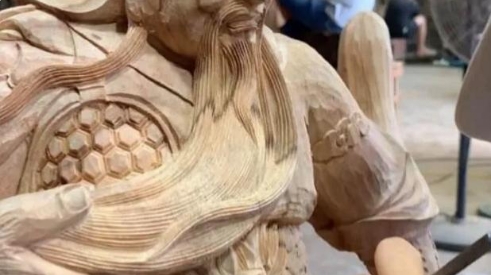 “耍无赖？”广东，男子定制了一座关公像，与某根雕大师约定，关公像雕好后支付500