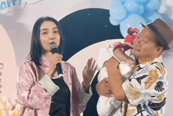 谢广坤扮演者唐鉴军携小娇妻给儿子办百日宴。

据说这个小娇妻才26岁，谢广坤比她