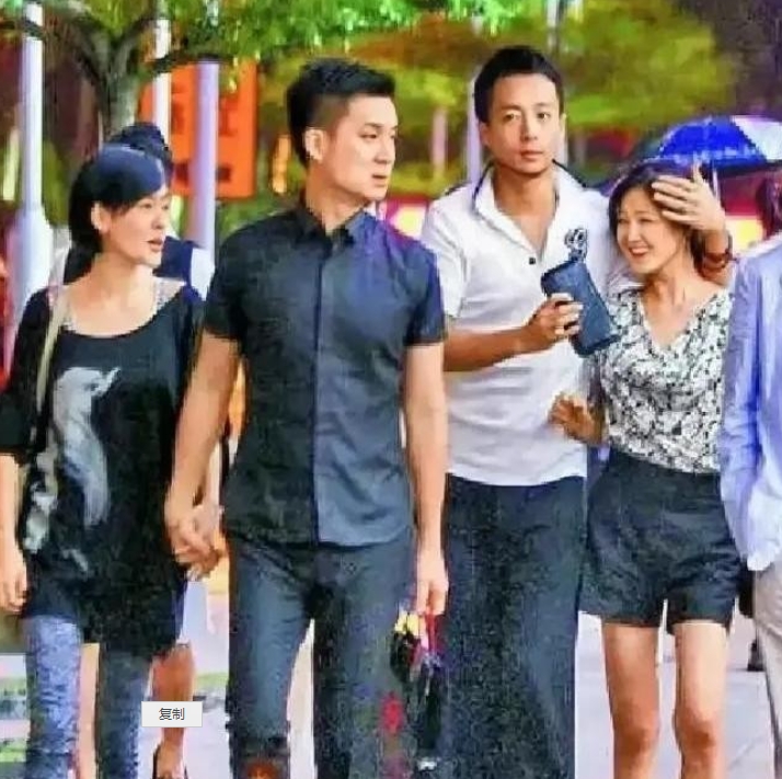 50岁的徐静蕾，又一次凭实力“出圈”！在访谈中，一句“人生不就是玩吗”，瞬间在中