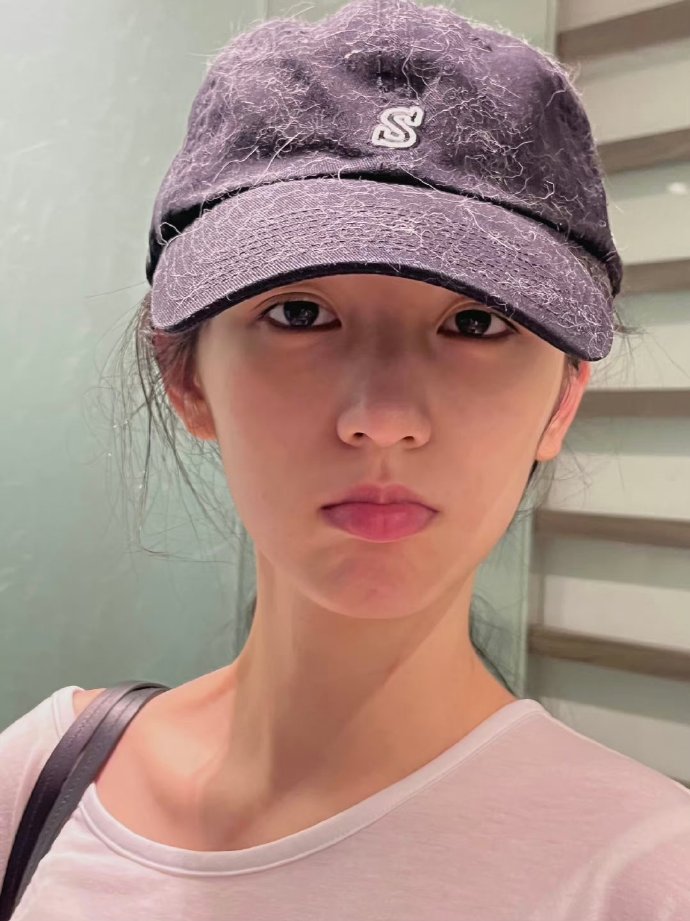 周也的素颜，和带妆基本没差别，证明年龄的重要性。女生，可以美到六十岁，如果带妆的