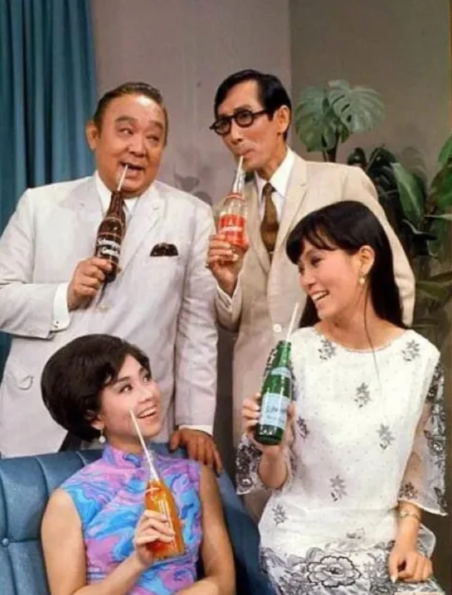 1967年香港汽水广告！当时内地很多家庭还没喝上自来水
拍摄这则广告的4位明星，