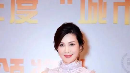 亮剑女神抛弃相爱5年的初恋，转身嫁给50亿富豪，丈夫却锒铛入狱