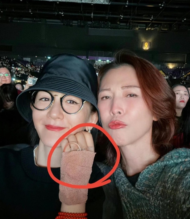 为何蔡少芬晒张晋总能圈粉，谢娜提张杰却总被嘲？

关键在于两人在公开场合的表现太