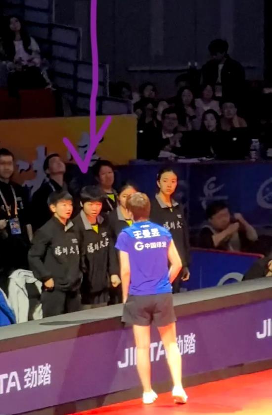 这场比赛之后，大丫头在我这里好感度又飙升了！
莎莎和王曼昱讨论争议球的时候，旁边