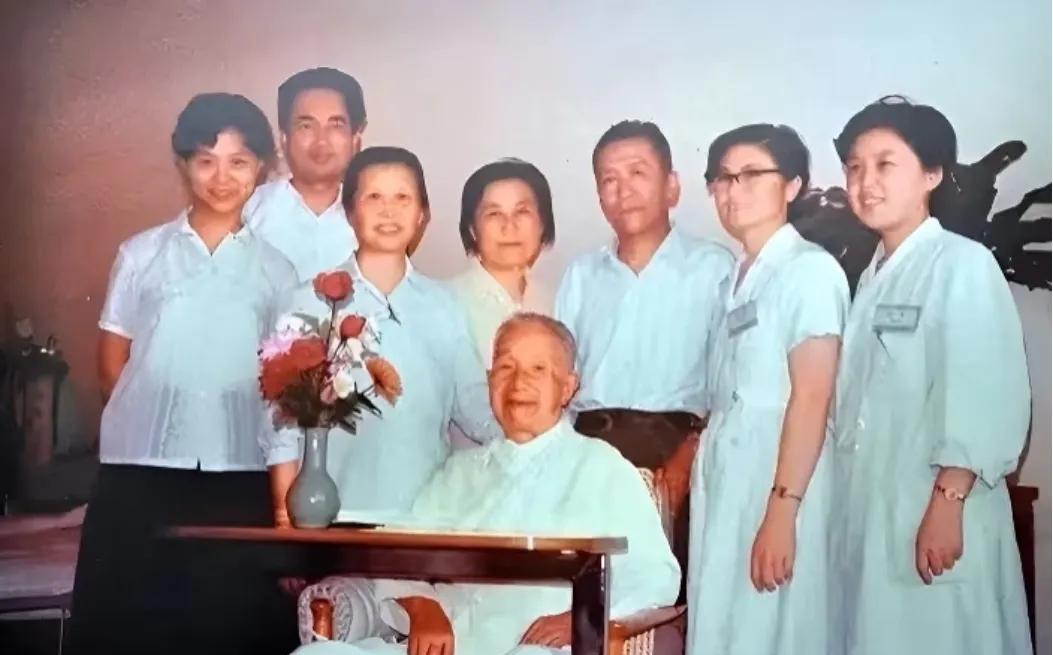 1984年，粟裕大将在医院里，拍下生前最后一张照片，左边是夫人楚青。