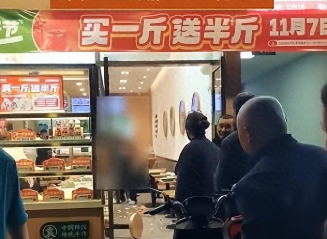 11月7日，安徽马鞍山一位男子带着妻子去水饺店吃饭，因为怀疑商家少煮了一个饺子，