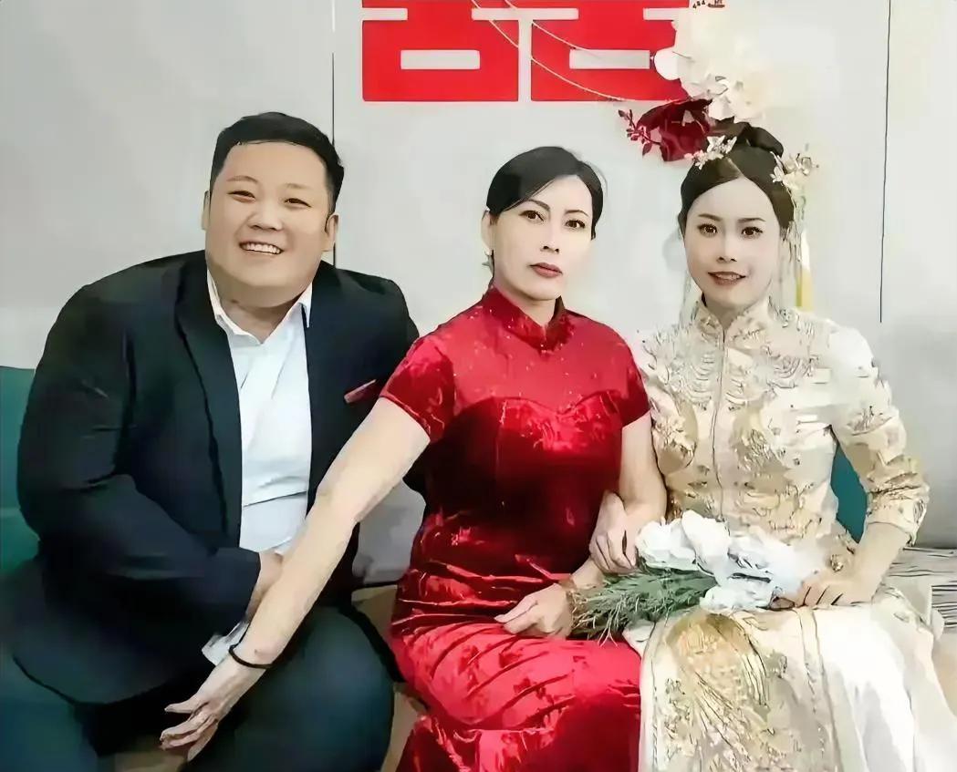 中间的女子太美了，大家猜猜是婆婆还是丈母娘？