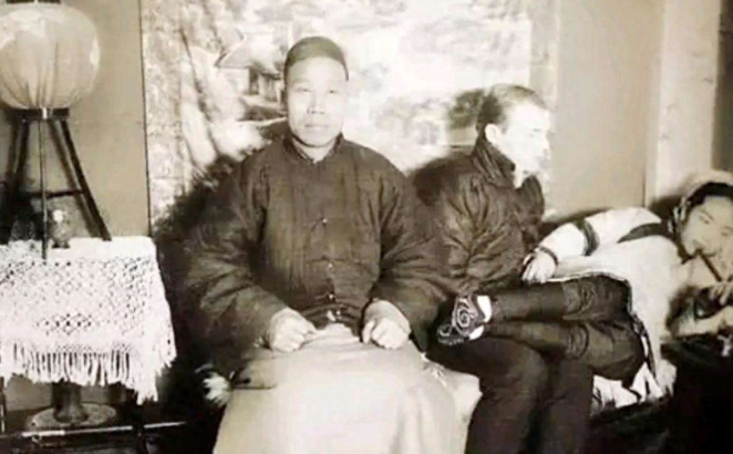 罕见老照片：名妓服务完客人还没穿衣服，被嫖客拍了“羞耻”画面