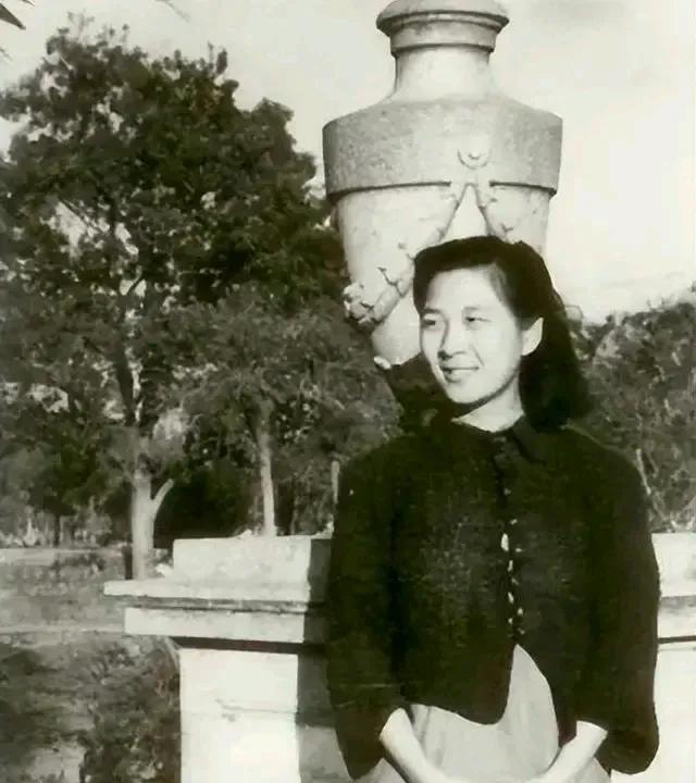 1957年，美国海关私吞了中国女子行李箱里面的6800元美金，不料，女子却因此大