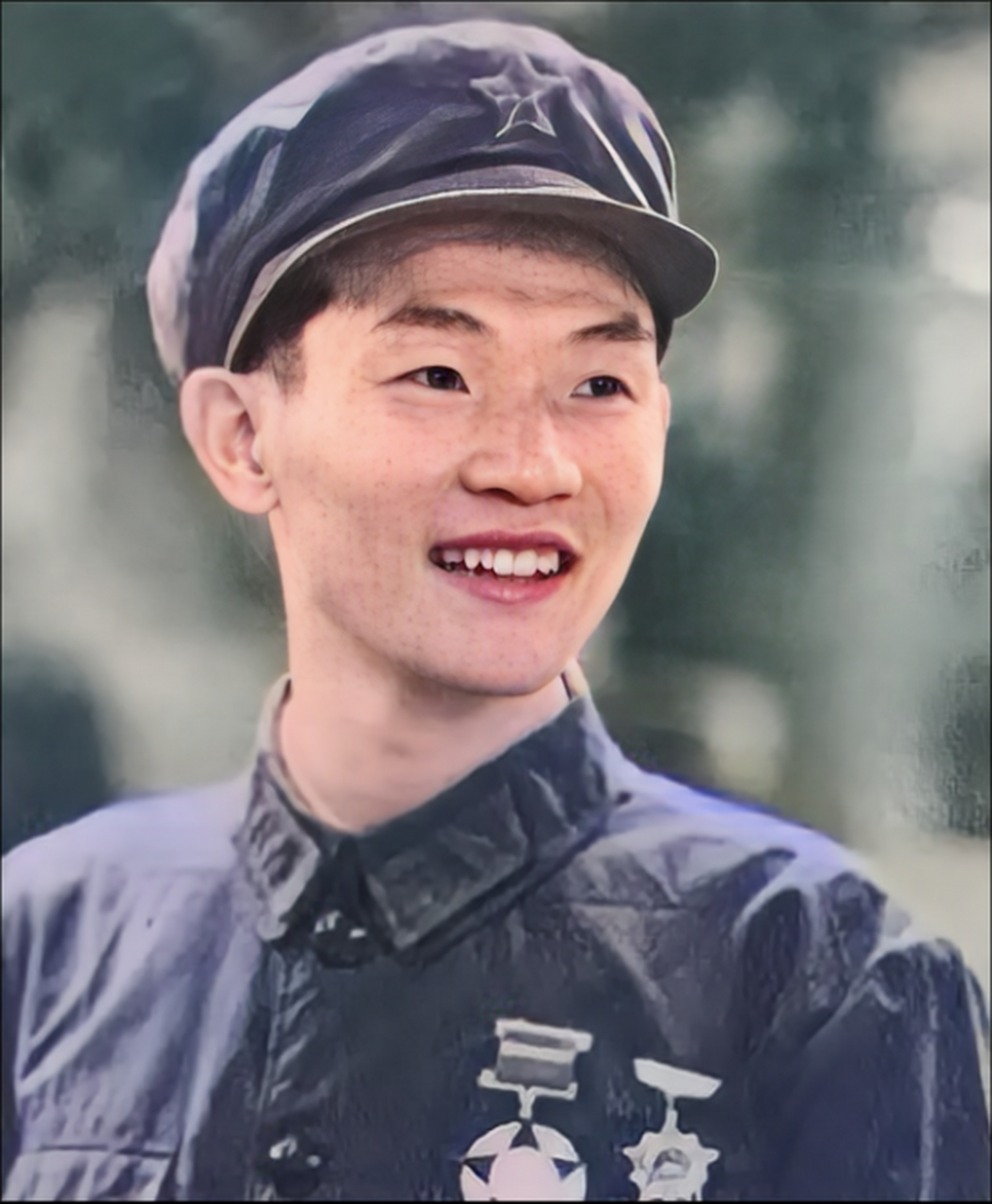 1979年，对越自卫反击战中，一名小个子战士扔掉没子弹的枪，面对冲来得越军，这名