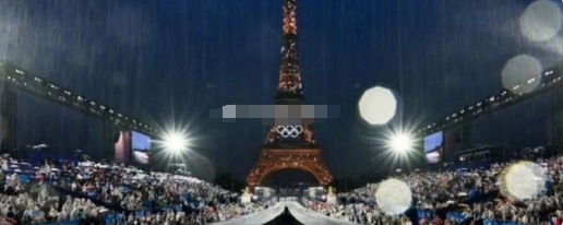 巴黎奥运会开幕式闹乌龙，五环旗都挂反了。

回想中国奥运会，这简直是不可能的。每